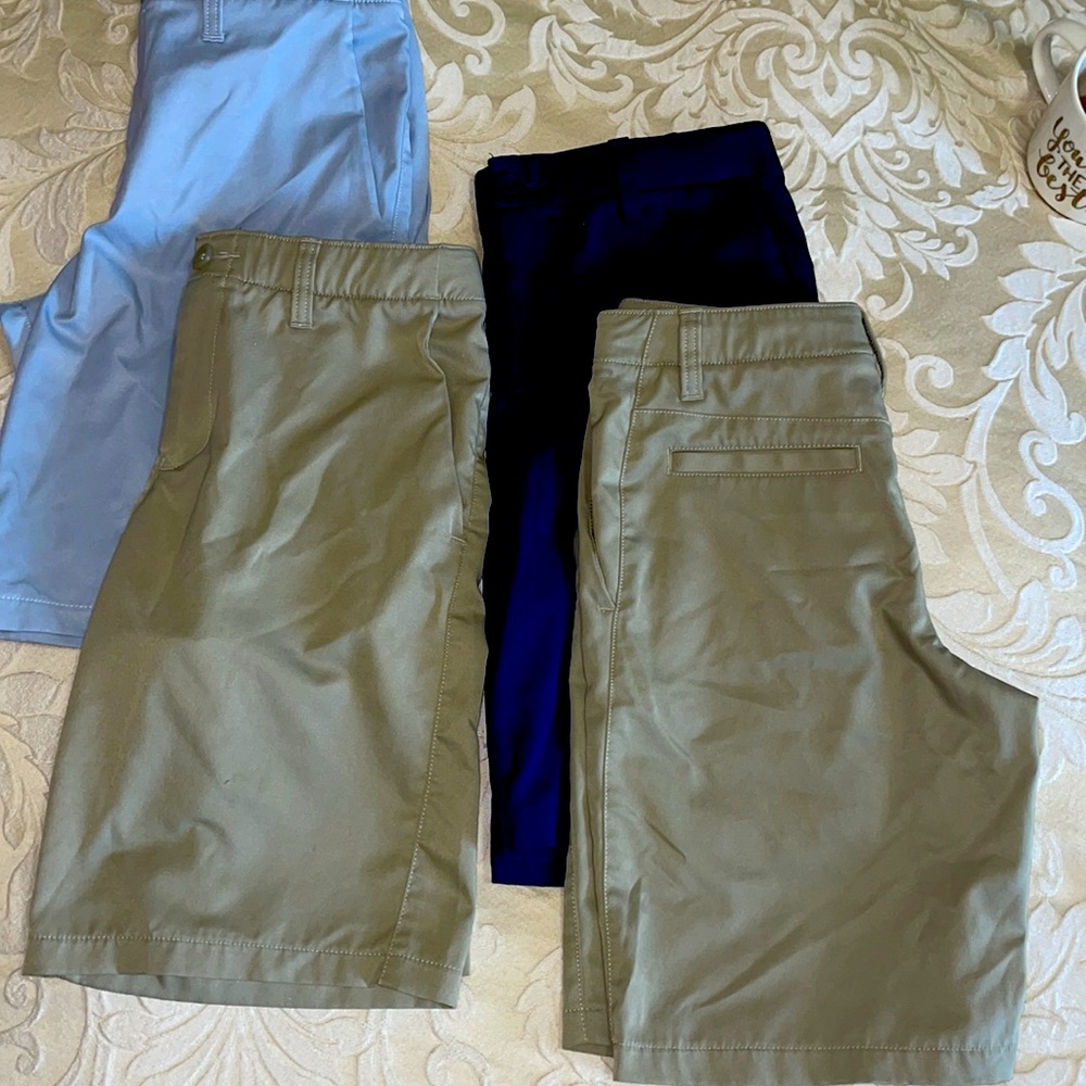 Under Armor 14 loose fit. Grey khaki blue. Perfect